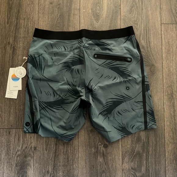 Vuori Men's Knox Boardshort - Picture 2 of 4